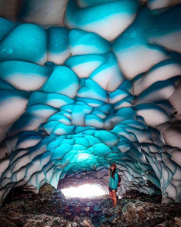13. "Arjantin'de bulunan bir buz mağarası."