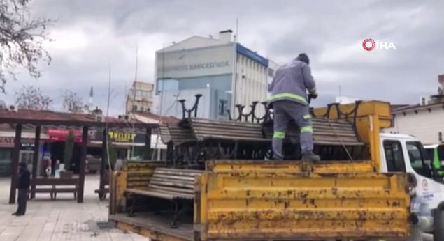 Meydandaki banklarda oturan yaşlılara yönelik uyarılara rağmen bir türlü ikna edemeyen ekipler yaklaşık 20 bankı sökerek çare buldu.