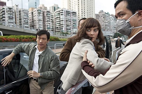 Вирус, который имеет название в фильме МЕВ-1, показывает удивительное сходство с коронавирусом. Персонаж Элизабет в фильме заразился вирусом, пожав руку шеф-повару из Гонконга, который заразился вирусом от свиньи, зараженной, в свою очередь, от летучей мыши.