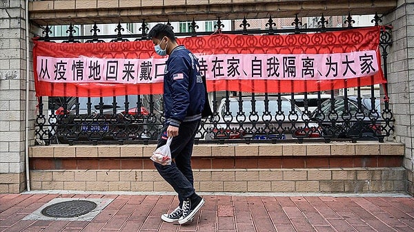 Коронавирус, как и вирус в фильме, начал передаваться от животного к человеку в китайском городе Ухань, предположительно от летучей мыши.