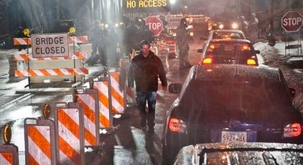 Конечно, между двумя вирусами есть и различия. Например, коронавирус и вымышленный вирус МЕВ-1 не входят в одну и ту же группу вирусов. В фильме летальность этого вируса составляет 25%, в то время как уровень летальности Ковида-19 в настоящее время составляет 3,4%. Таким образом, уровень печального исхода вируса в фильме намного выше по сравнению с коронавирусом.