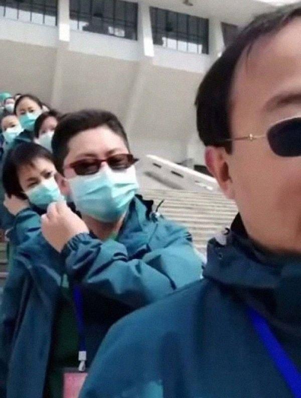 27. Wuhan'daki doktorlar hasta sayısı 15000'den 15'e düşünce başarıyı kutlayan doktor ekibi.