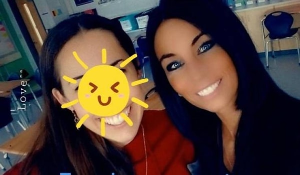 9. Светящиеся зубы и отсутствие носа - новый тренд?