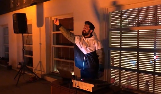 Röportaj Adam'dan Adana'da Evlerinde Kalan İnsanlara Balkon Müziği