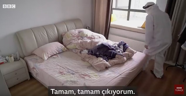 Kendisini odasına kapatan hemşire, yapımcı eşinin yanına gelmesini istemese de eşi, tulumlarını giyerek beslenmesine, temizliğine yardımcı oluyor.
