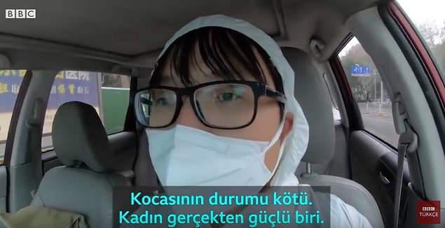 İlaç ihtiyacı olanlara ilaç götürüyor. İnsanların ne kadar zorlu bir hayat geçirdiğini bizlere net bir şekilde gösteriyor.