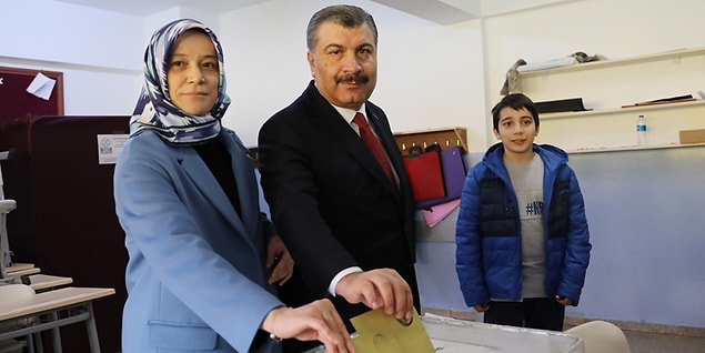 2017 Türkiye anayasa değişikliği referandumu ile kabul edilen değişiklikler neticesinde Türkiye Cumhuriyeti Anayasası gereği yapılan 2018 Türkiye genel seçimlerisonrasında tarihinde ilk kez tamamı TBMM üyesi olmayan kişilerden oluşan Bakanlar Kurulu'na, Cumhurbaşkanı tarafından Sağlık Bakanı olarak atanmıştır.