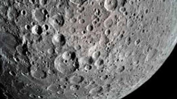 7. İnsanlar gözleriyle ayın yüzeyini, dünya yüzeyinden daha fazla görürler.