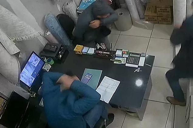 İş yerindekiler daha sonra anlık stresle gülme krizine girdi.