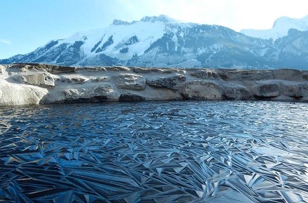 3. İsviçre'de donmuş bir gölet