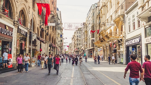 Salgın sonrası genç erkeklerin %65'i sokağa çıkarım derken genç kadınlarda bu oran %20'lerde.