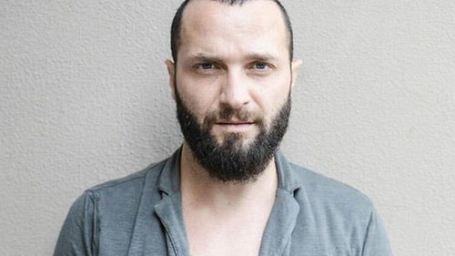 Şarkıcı Berkay, yüksek sesli müzik dinlenmesinden rahatsız olan ve bu nedenle yandaki otel sahibi ile tartışan Ali Sunal'dan özür diledi!