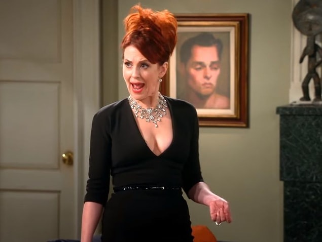 22. Will and Grace'in sadece bir yan rolü olarak başladı ve diziyi ele geçirdi Karen Walker. Başarılı bir komedyenin nasıl ön plana çıkabileceğini onunla beraber yaşadık, gördük.
