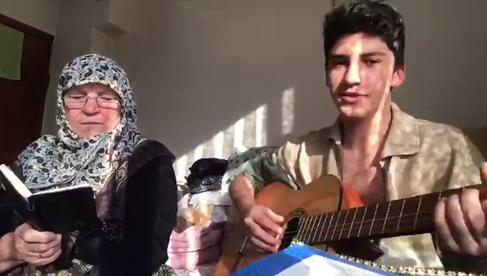 Babaannesiyle Karantina Altındayken 'Aldırma Gönül' Performansı Gerçekleştiren Gencin Muhteşem Anları