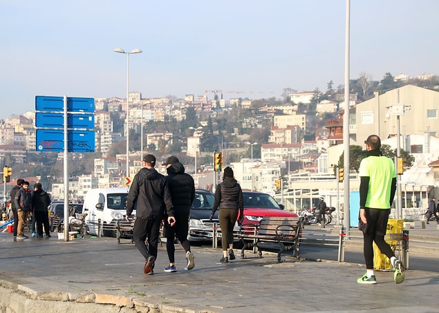 Bazı İstanbullular dün olduğu gibi bugün de uyarılara aldırış etmeden sahile akın etti.