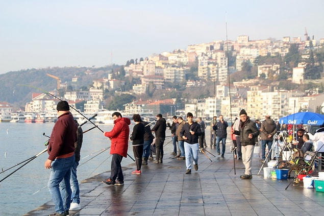 Arnavutköy sahilini dolduran bazı vatandaşlar yürüyüş ve koşu yaparken, bazıları da oltalarıyla balık tuttu.