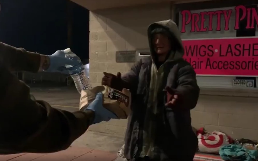 Marketten Çaldığı Gıdalarla Sokakta Yaşayan Evsiz İnsanlara Yardım Eden 'Robin Hood'