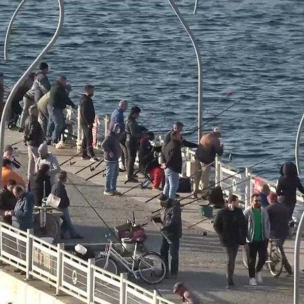Fakat insanlar, tüm uyarılara rağmen sokakları doldurmaya devam ediyor. Mesela dün İstanbul'da çekilen bu fotoğraf, vatandaşın genişliğini bir kere daha gösterdi. Balık tutmak için köprüyü dolduran bir sürü insan...