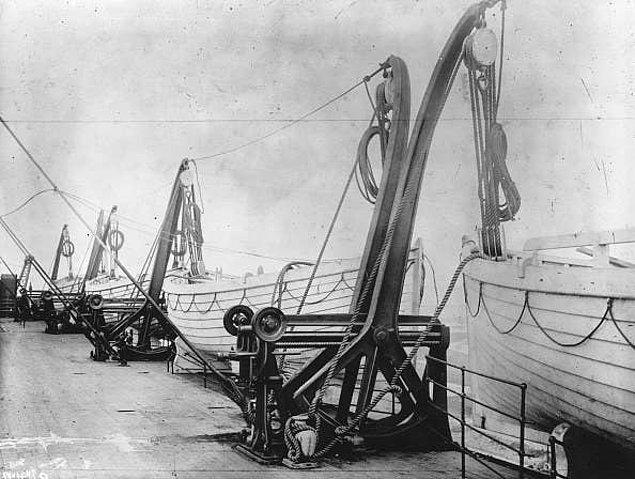 10. Titanik'te gereğinden daha az sayıda can yeleği ve filika bulunmasının sebebi zaman aşımına uğramış bir yasaydı.