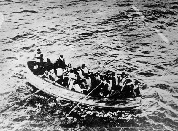 16. Titanik battıktan bir ay sonra, kaza yerinin 500 km ötesinde içinde 3 ölü beden bulunan bir filika bulundu.