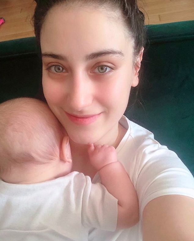 Hazal Kaya gibi isimler, minnoş ev hallerini paylaşarak evde kalmanın altını çizdi.