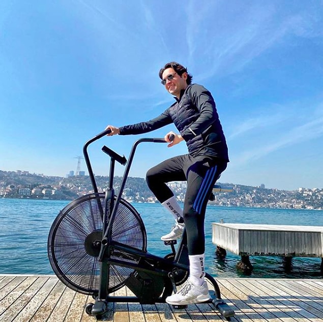 Hacı Sabancı ise, spor yaparken verdiği dumur edici "sakin ol champ... evdeyim" yorumuyla verdi bu mesajı...