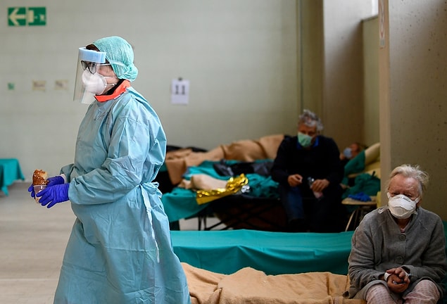İtalya'da yeni tip koronavirüsten (Kovid-19) ölenlerin sayısı son 24 saatte 601 artarak 6 bin 77'ye yükseldi