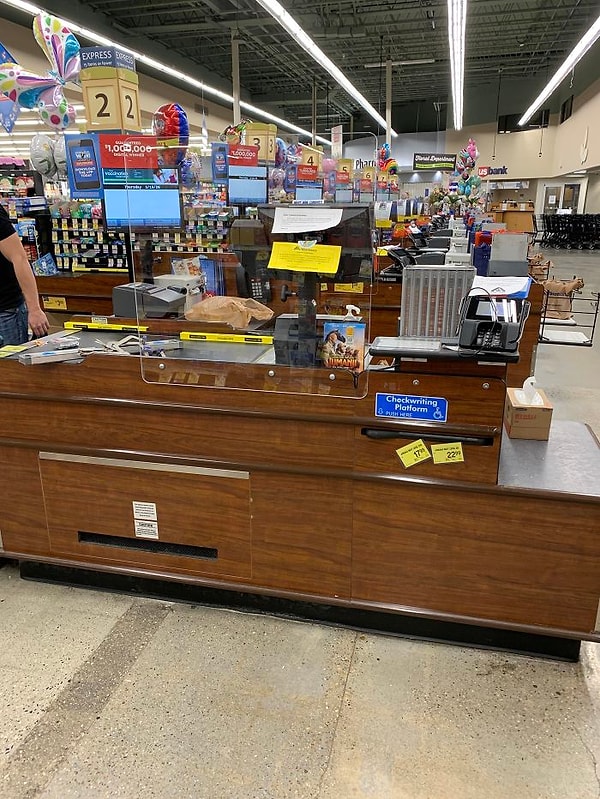 16. Из- за COVID-19 мне приходится ходить во все продуктовые магазины в моем районе и устанавливать пластиковые чихательные щитки у кассы