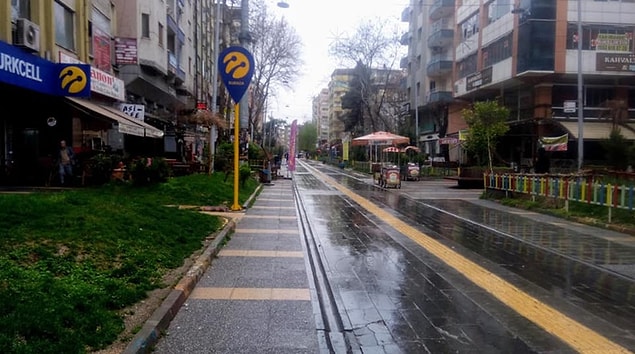 İnsanların evde kalması için genci yaşlısı, ünlüsü siyasetçisi hep birlikte seferber oldu resmen. Evde kalmanın ne kadar hayati bir mesele olduğu anlatılıyor sürekli.