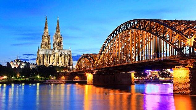 Hohenzollern Köprüsü, Almanya’nın Köln şehrinde meşhur Dom Kilisesi’nin arkasında yer alıyor.