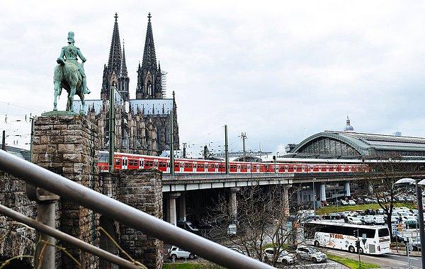 Hohenzollern Köprüsü, Köln Hbf ve Köln Messe/Deutz istasyonlarını birleştirdiği için ülke çapında en çok kullanılan demir yolu köprüsü olma işlevini taşıyor.