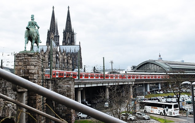 Hohenzollern Köprüsü, Köln Hbf ve Köln Messe/Deutz istasyonlarını birleştirdiği için ülke çapında en çok kullanılan demir yolu köprüsü olma işlevini taşıyor.
