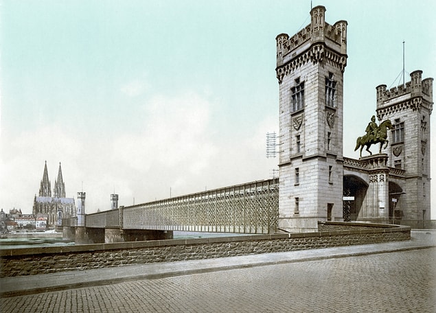 Hohenzollernbrücke, 1907 ile 1911 yılları arasında Dom Köprüsü’nün trafik artışı sebebiyle kapasitesini aşması sonucu inşa ediliyor.