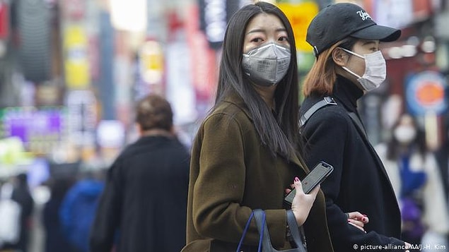1. "Filipinler'den yazıyorum. Burada yeterli test kitimiz yok. Bu nedenle sadece şiddetli semptomları olanlara test yapılıyor. Hangi hastaların eve gönderilmesi gerektiğini ya da hangi hastaların test yapılarak karantina altına alınması gerektiğini gösteren bir algoritma biliyor musunuz?"