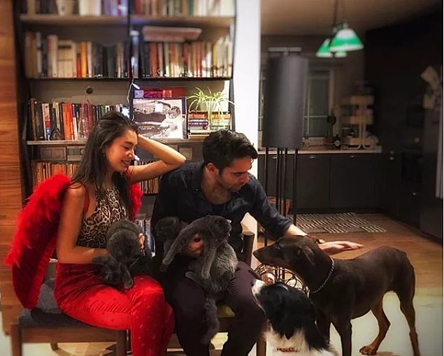 22. Neslihan Atagül ve Kadir Doğulu da evlerinde keyifle vakit geçiren isimlerden.