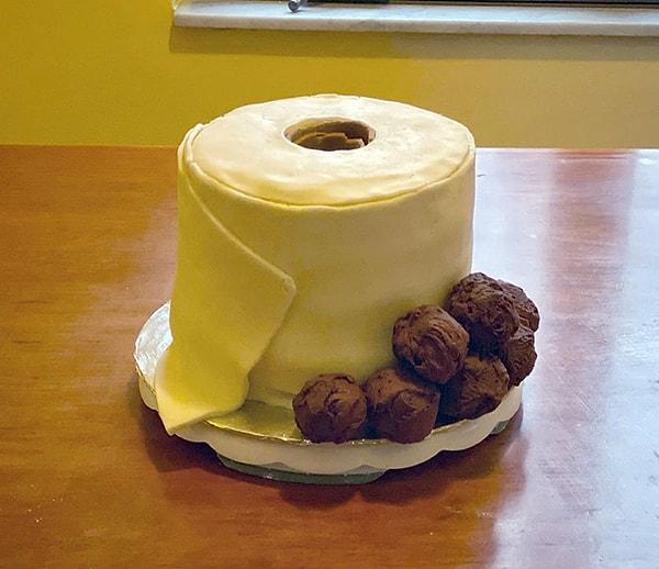 2. "Ailemin benim için yaptığı tuvalet kağıdı şeklindeki doğum günü pastası."