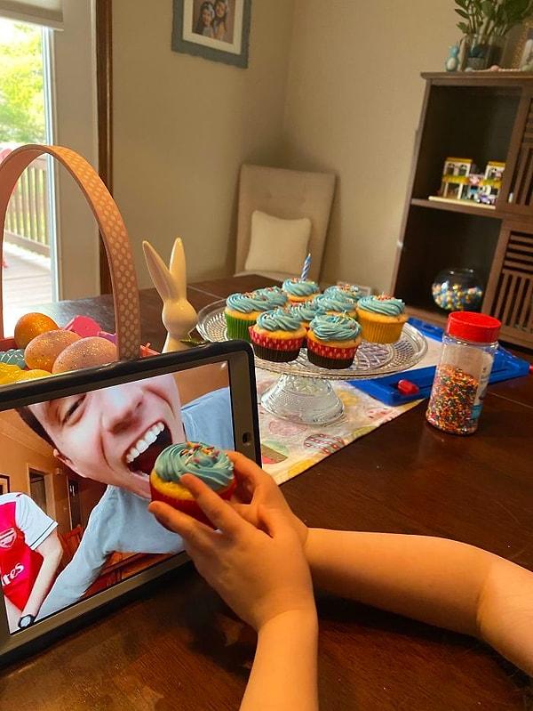 10. "Kızım, abisine görüntülü konuşma ile kek yediriyor."