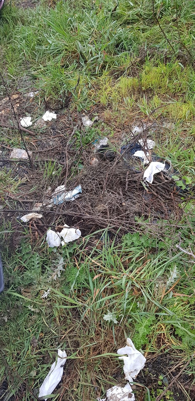 Öte yandan önlem olarak kullanılan eldiven ve önlük gibi malzemelerin çevreye atıldığı görüldü...