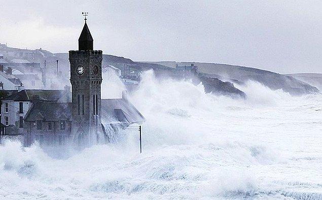9. “Sahil kasabası Cornwall'daki denizde çıkan fırtınanın görüntüsü..."