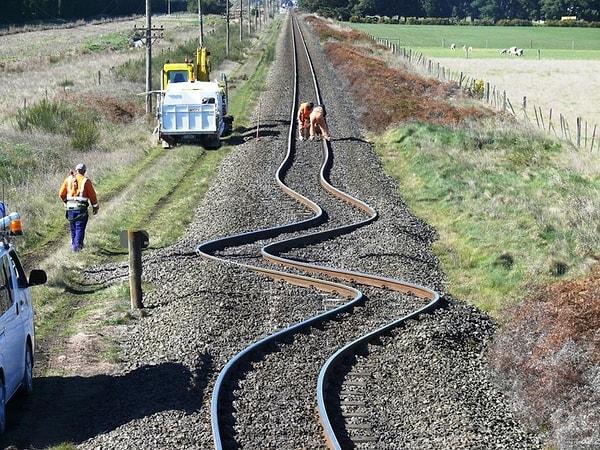 15. “Yeni Zelanda depreminin gücünü, demir yolu hatlarından da anlayabiliyoruz.