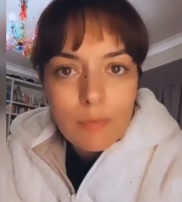 1. Турецкая актриса Эзги Мола призвала всех отсидеться дома и оказывать помощь людям, находящимся в группе риска.