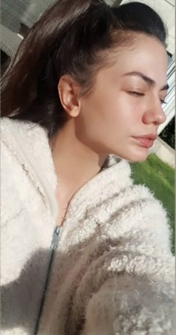 4. Демет Оздемир во время карантина загорает у себя во дворе