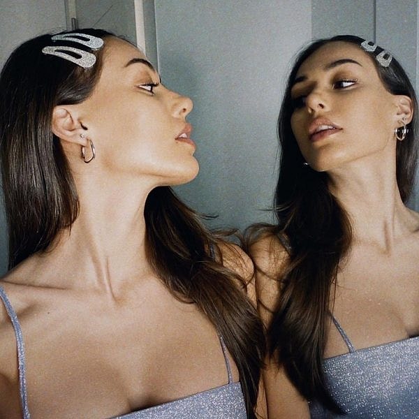 7. Дилан Чичек Дениз не отстает от челленджа "Сфотографируй себя дома"