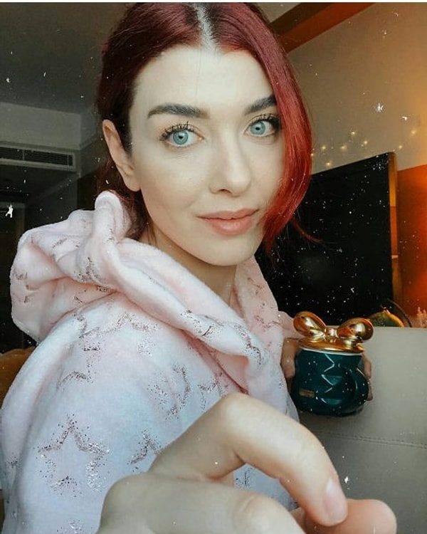 13. Аслыхан Гюнер сидит дома