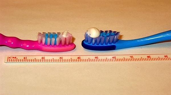 Çocuğunuzun yaşına uygun olacak miktarda diş macunu kullanın.
