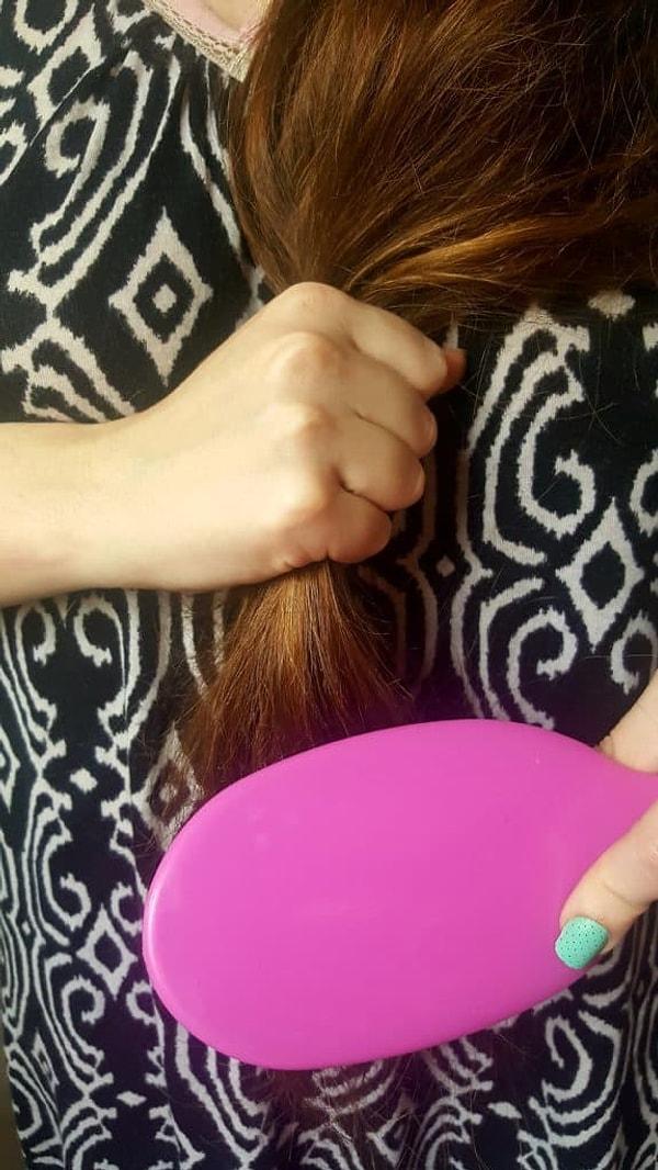 13. Saçlarınızı tarama şekline önem verin. Mümkün oldukça nazik bir şekilde tarayın ve saçlarınızın açılması için yardımcı bir saç yağı ya da spreyi uygulayın.