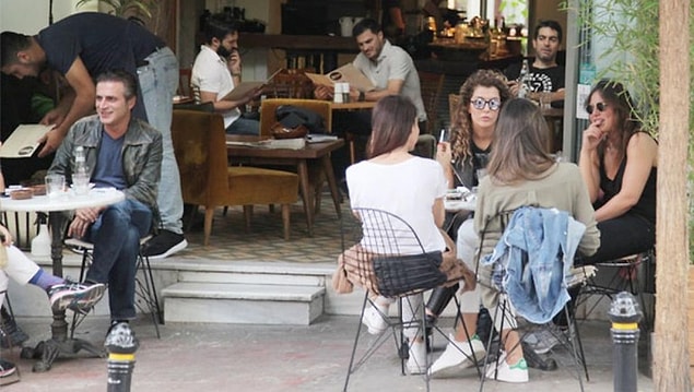Deniz Akkaya ile Teoman da 2000 yılında 6 aylık bir ilişki yaşamıştı. Küs olarak ayrılmayan ikili hala bir birbirlerini gördüklerinde konuşmaya devam ediyor.