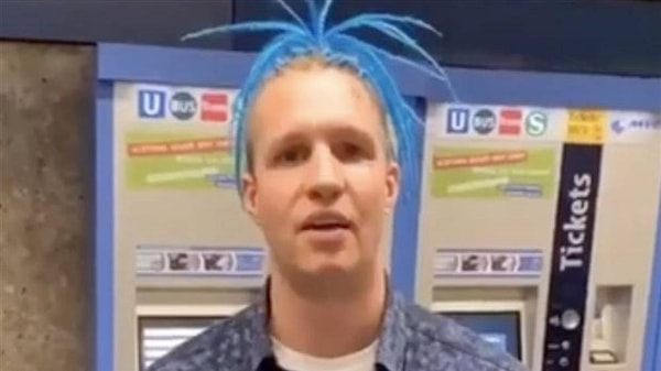 28-летний рэпер по имени Феликс Крулл облизывал предметы на улице ради челленджа под названием "Coronachallenge"