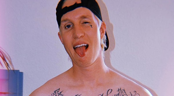 На кадрах видно, как Крулл облизывал экран кассы и поручни в метро, а также проглатывал бумажные деньги.