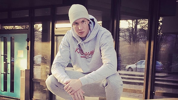 Однако выступая перед немецкими СМИ, Крулл сказал: “Я хотел показать, что я не боюсь коронавируса, делая все это. Я понял, что это глупо. Оставайтесь дома”.